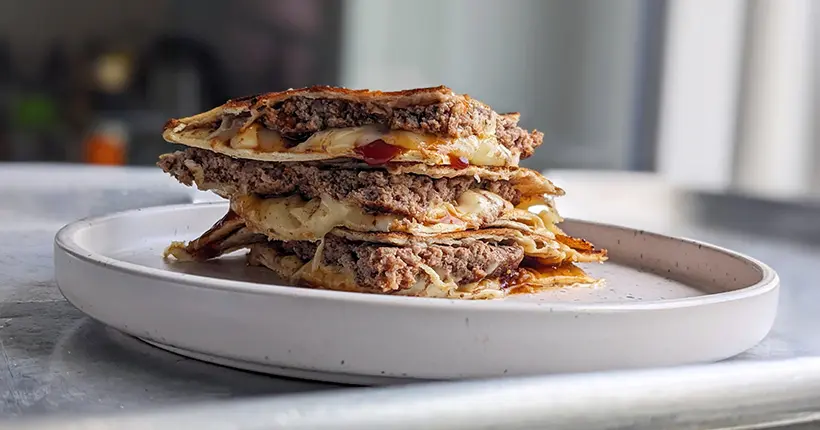 Un quesadilla-burger-bbq parce que nous avons fait fi des conventions