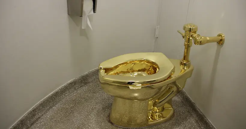 On vous dit tout sur cette bizarre affaire de vol de toilettes en or signées de l’artiste Maurizio Cattelan