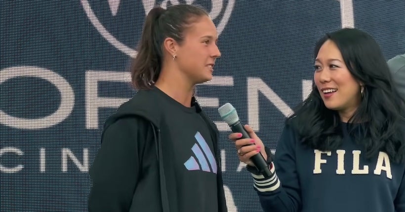 La tenniswoman Daria Kasatkina fait la promo de sa chaîne YouTube en pleine interview à l’US Open