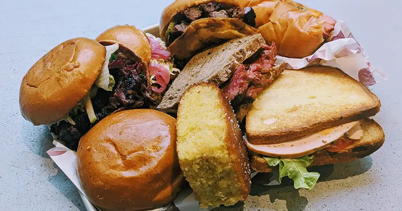 Le meilleur spot de BBQ de Paris met (très bien) sa viande en sandwich