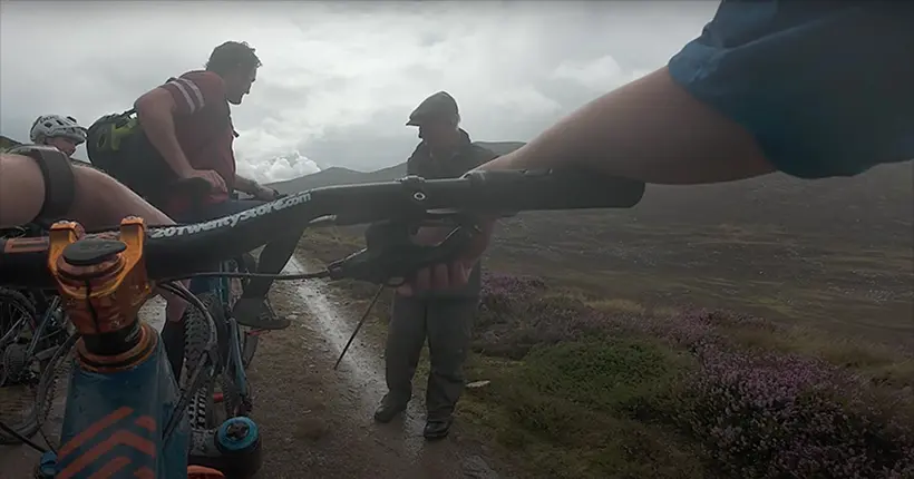 Ces bons dudes vont à vélo visiter une distillerie et… tombent sur le roi d’Angleterre