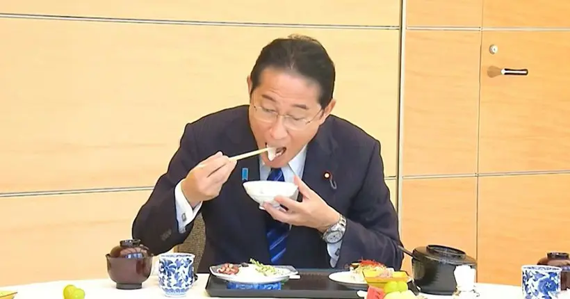 Le Premier ministre japonais se filme en mangeant du poisson de Fukushima et assure que “c’est délicieux”