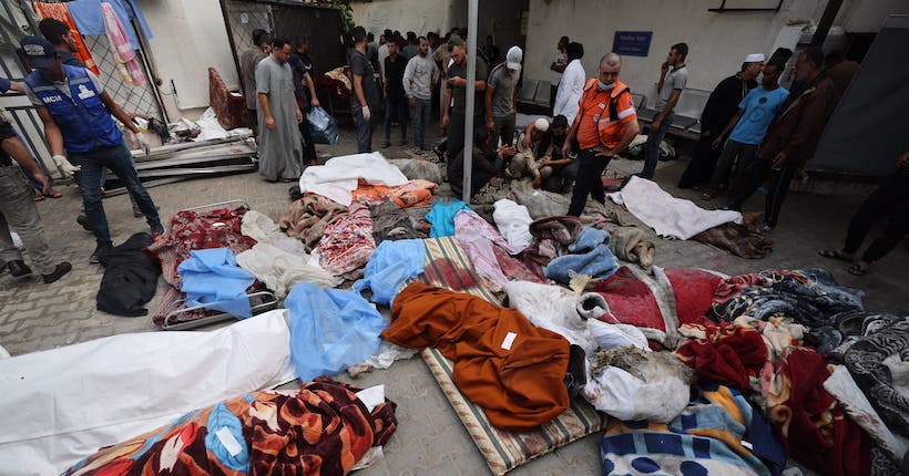 <p>Palestinians victims covered in blankets are laid out on the ground at a hospital following an Israeli airstrike on Rafah, in the southern Gaza Strip on October 17, 2023 © Photo by MOHAMMED ABED / AFP</p>
