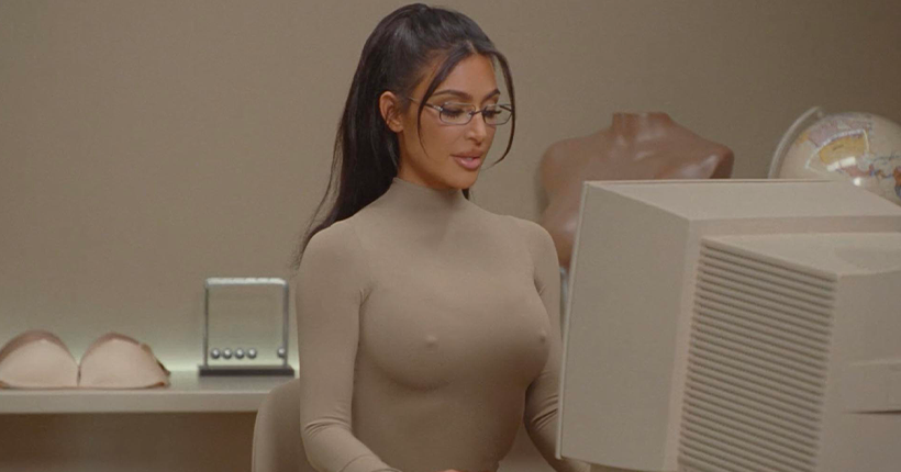 Kim Kardashian lance des soutiens-gorge avec tétons qui pointent intégrés pour sauver la planète