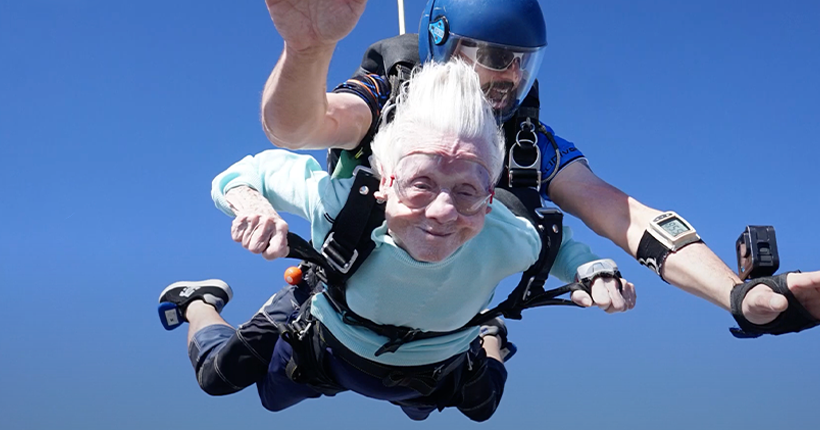 Cette femme de 104 ans bat un record en sautant en parachute et la vidéo va faire fondre vos petits cœurs de beurre