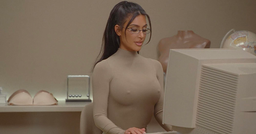 Les soutiens-gorge Skims à tétons intégrés qui pointent sont tellement tendance que Kim Kardashian veut en faire pour homme