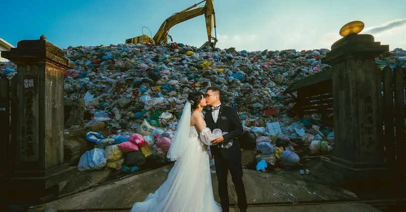Pourquoi ce couple fraîchement marié s’est pris en photo devant une montagne d’ordures ?!