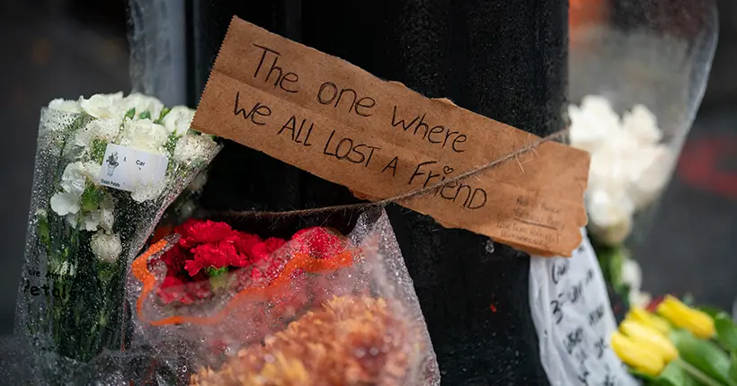 Mort de Matthew Perry : pour rendre hommage à Chandler, les New-Yorkais affluent devant l’immeuble de Friends