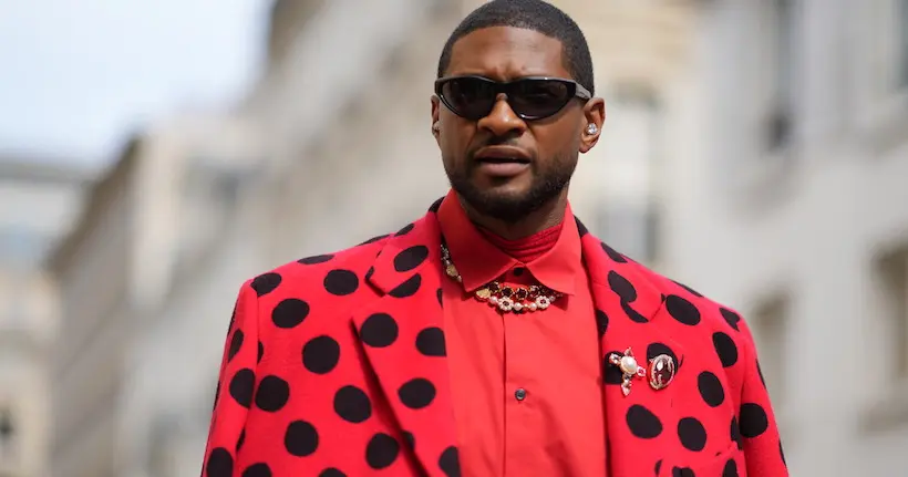 Usher a tapé la plus grosse photo de touriste qu’on puisse faire à Paris (et non pas avec la tour Eiffel)