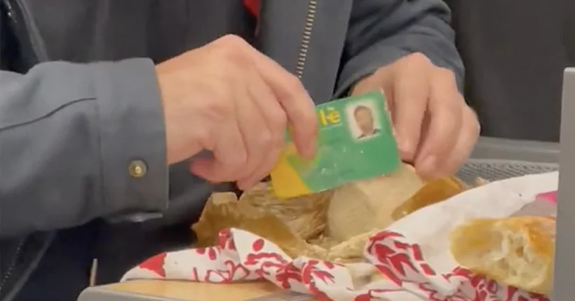 Un passager découpe son foie gras avec sa carte Vitale dans le train (et l’Internet mondial se régale)