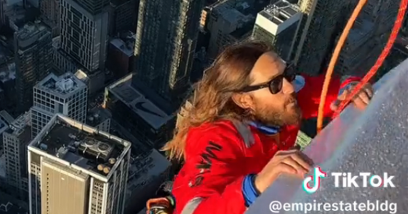 Mais pourquoi Jared Leto se retrouve à grimper l’Empire State Building ?