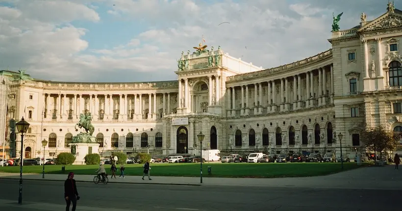 Mais c’est quoi cette histoire de fontaine “moche et chère” qui fait scandale à Vienne ?!