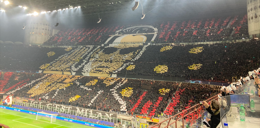 Les supporters de l’AC Milan sortent un incroyable tifo Matrix pour répondre au Paris Saint-Germain