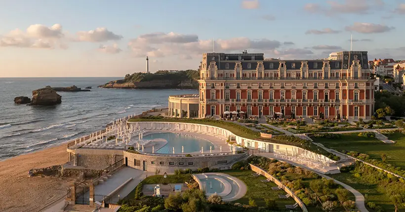 “Ligoté nu à une chaise, une carotte dans les fesses” : un présumé bizutage secoue un palace de Biarritz