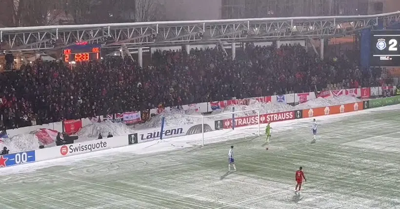 Des supporters lancent des boules de neige sur le goal, le match de foot est arrêté