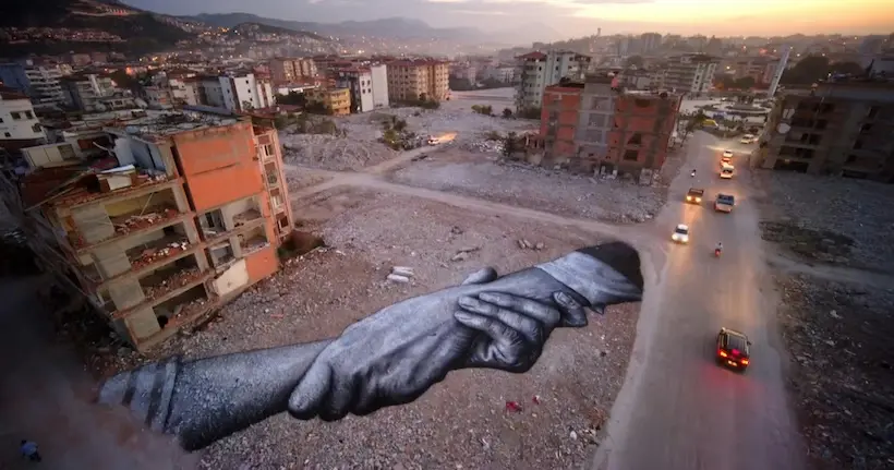 L’artiste Saype a peint les ruines turques ravagées par le séisme, “en soutien” aux survivants