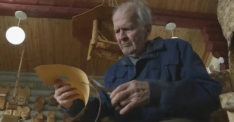 Dans sa petite cabane, ce gus transforme de l’écorce de bouleau en œuvres d’art