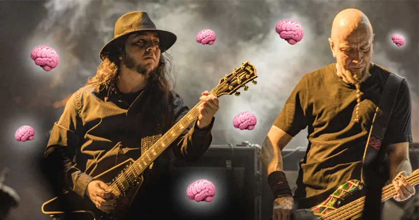 Un homme joue du System of a Down et du Deftones à la guitare pendant une opération du cerveau