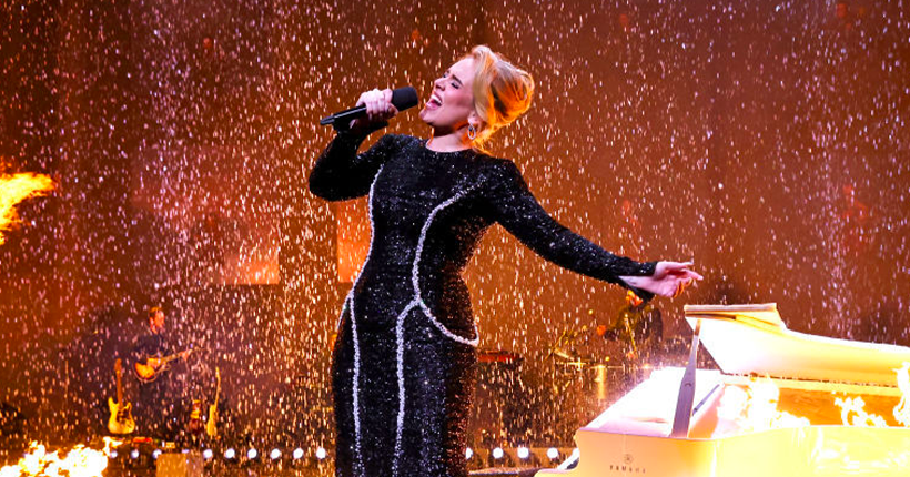 “Est-ce que tu es stupide ?” : Adele recadre un fan en plein concert après une remarque homophobe