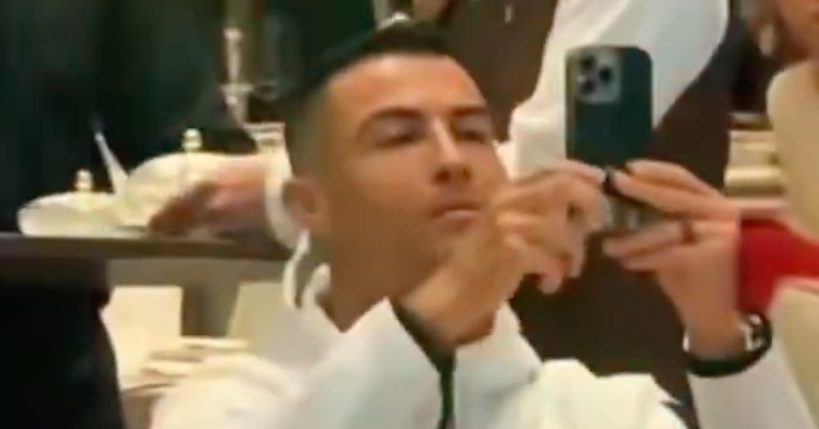 C’est officiel : Cristiano Ronaldo est un boomer, il utilise son téléphone comme nos darons