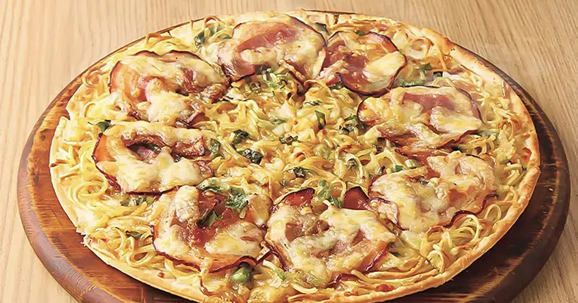 Et soudain, Pizza Hut dévoile une “pizza au ramen” au Japon