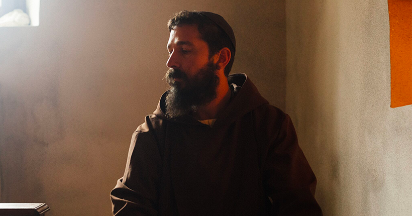 L’acteur Shia LaBeouf rejoint officiellement l’Église catholique et envisage de devenir diacre