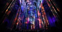 À Paris, cette église s’illumine de mille feux pour un spectacle monumental et flamboyant