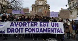La France a officiellement inscrit le droit à l’avortement dans sa Constitution