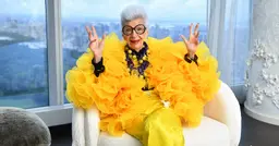L’Américaine Iris Apfel, “starlette gériatrique” de la mode, est morte à 102 ans