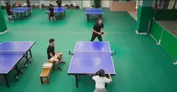 Quand Roger Federer joue (et perd) au tennis de table contre une enfant de 7 ans