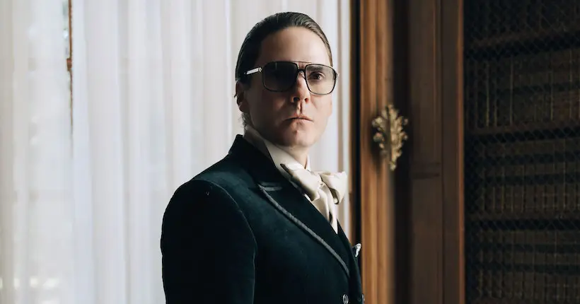 Daniel Brühl s’improvise génie de la mode dans le trailer de la série Becoming Karl Lagerfeld