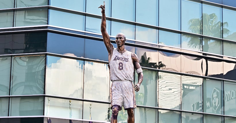 Oups, il y a des fautes sur la statue de Kobe Bryant devant la salle des Lakers de Los Angeles