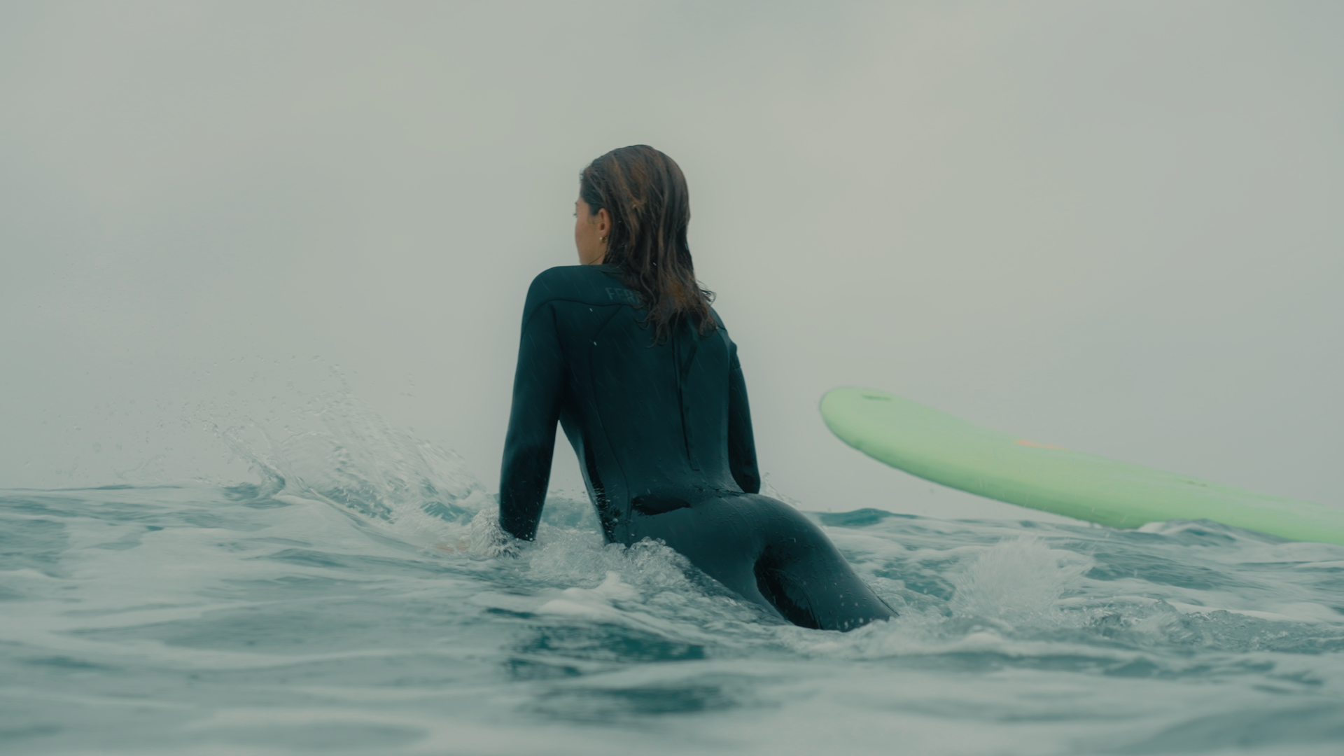 Da Etienne teste le surf pour la première fois avec Juliette Lacome