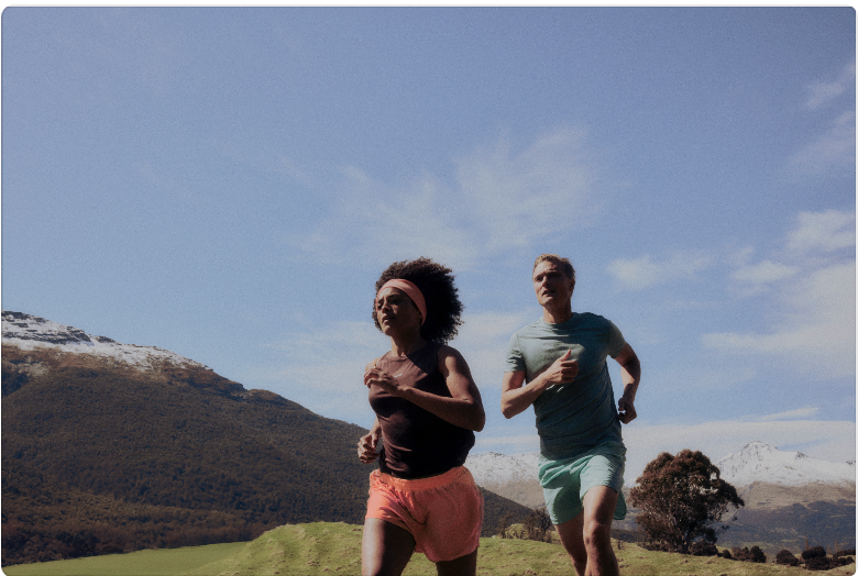 Arrêtez tout : le printemps déboule, et Icebreaker propose la collection de sape idéale pour vos activités sportives de saison