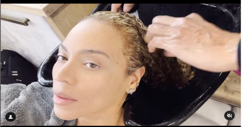 Après toutes les critiques et polémiques, Beyoncé montre ses vrais cheveux dans une video “washday” et ça nous rappelle qu’il faut laisser les femmes noires tranquilles