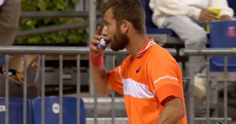 En plein match, Corentin Moutet se fait servir un café par un spectateur en tribune