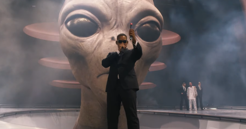 Will Smith renfile le costume de Men in Black et rejoint J Balvin à Coachella