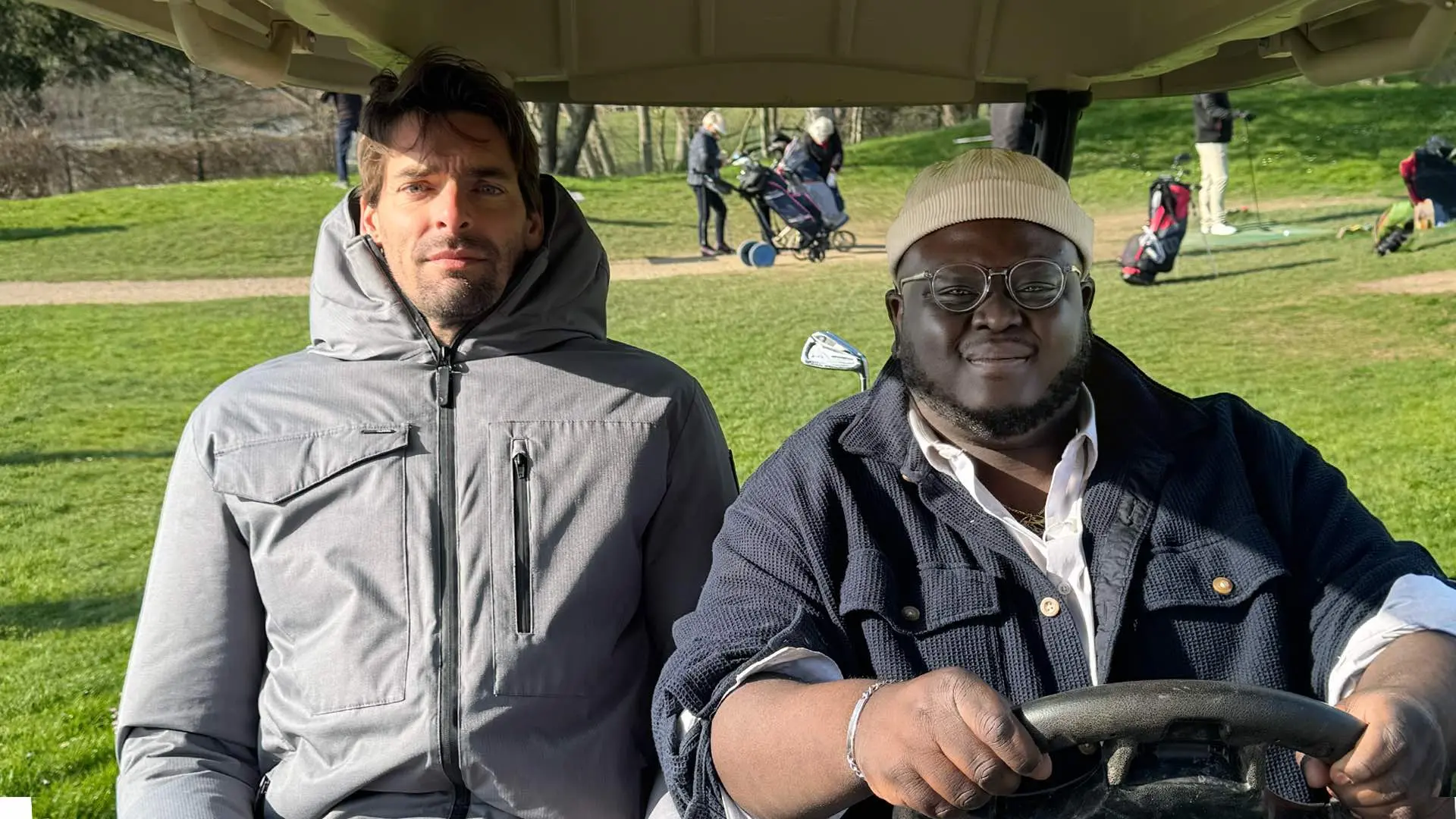 Eric apprend le golf, c’était une mauvaise idée… (ft Camille Lacourt)