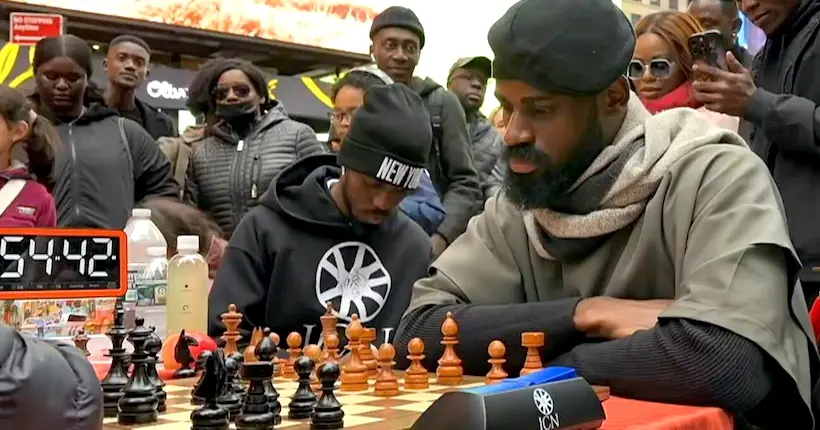 Le Nigérian Tunde Onakoya bat le record du monde en jouant aux échecs, sans perdre, durant 58 heures