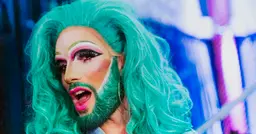 Vandalisme sur le portrait d’une drag-queen : la photographe Gaëlle Matata dénonce “une dégradation homophobe”