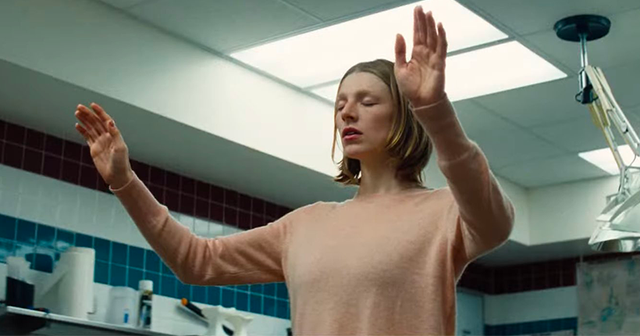 On va (presque) rien voir d’Hunter Schafer dans le Kinds of Kindness de