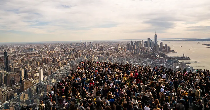 Un personnage de série iconique se cache sur cette photo de New-Yorkais admirant l’éclipse