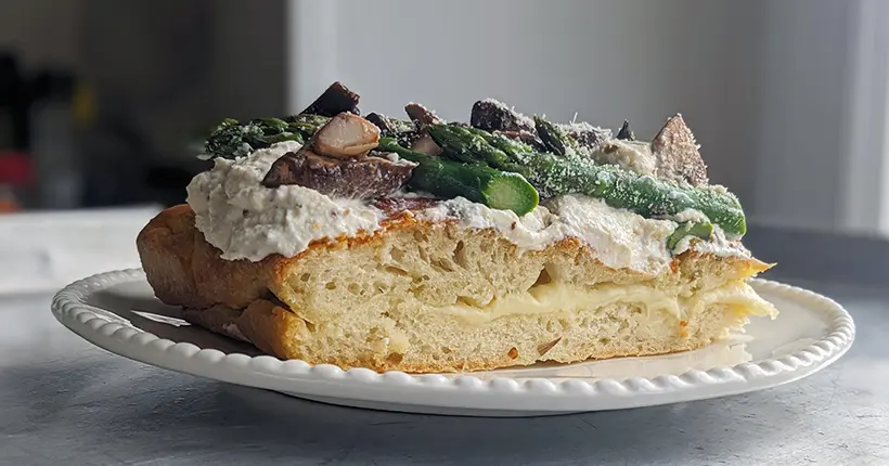 On prépare une fugazzeta fourrée (et on la couronne de ricotta et d’asperges)