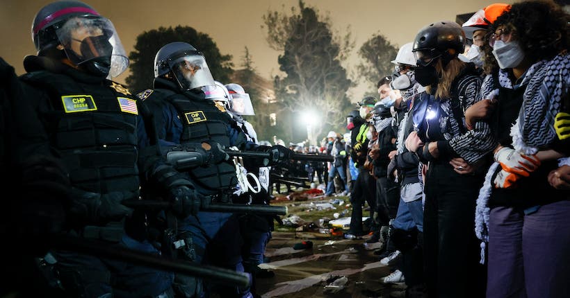 <p>Police face-off with pro-Palestinian students after destroying part of the encampment barricade on the campus of the University of California, Los Angeles (UCLA) in Los Angeles, California, early on May 2, 2024. &#8211; © Photo by Etienne LAURENT / AFP</p>
