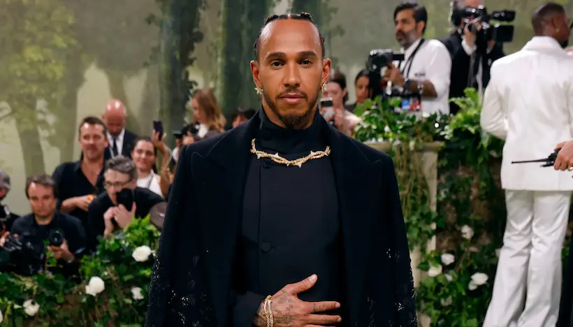 On vous explique la très belle signification du look de Lewis Hamilton au Met Gala 2024