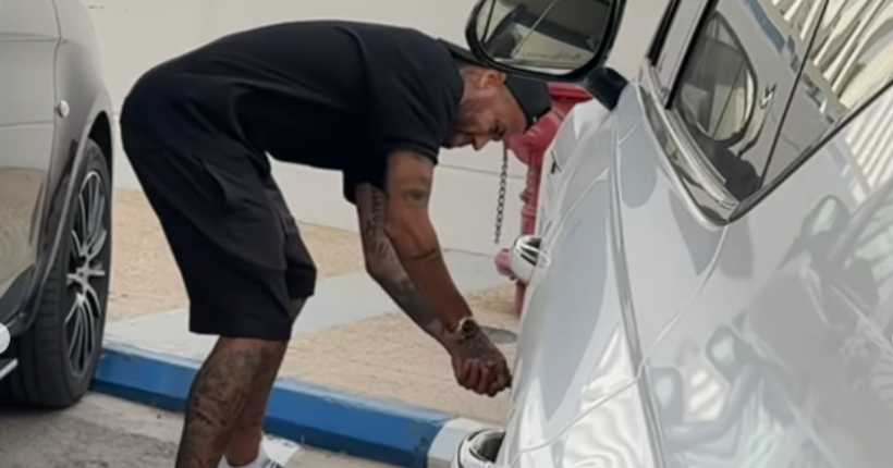 Neymar a crevé les pneus d’un de ses coéquipiers pour se venger… du nœud qu’il avait fait à ses lacets