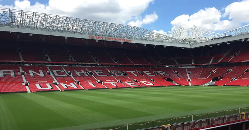 La pluie s’abat sur le stade de Manchester United et Old Trafford se transforme en chutes du Niagara