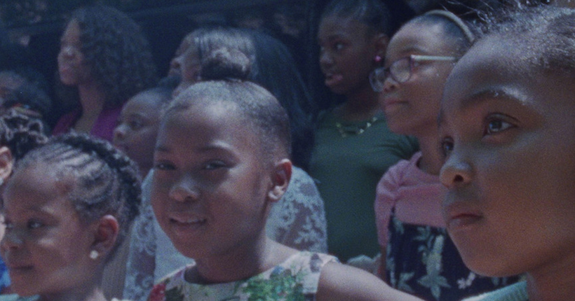 Le Club Docu vous convie à la projection gratuite de Daughters, un film sur la difficulté de grandir avec un père incarcéré