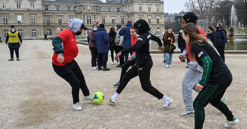 Pour que les athlètes françaises puissent porter le foulard aux JO, des ONG demandent la fin d’une “interdiction discriminatoire”