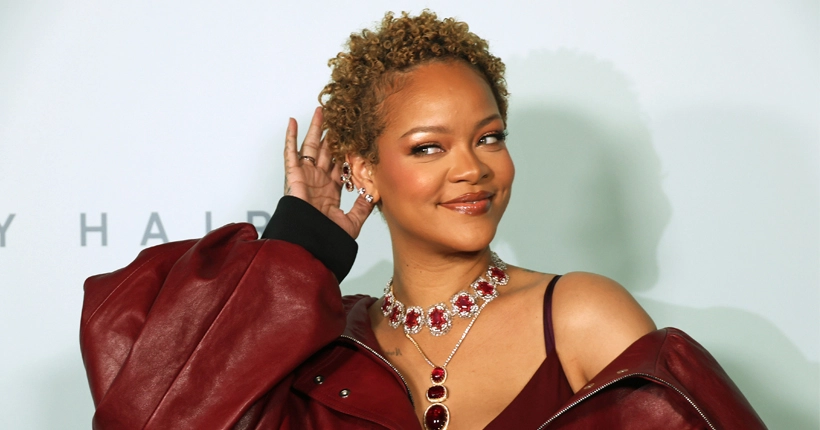 On a enfin une première photo de Rihanna pour le parfum J’adore de Dior et elle ressemble à une magnifique nymphe blonde et milliardaire (ce qu’elle est, en soi)